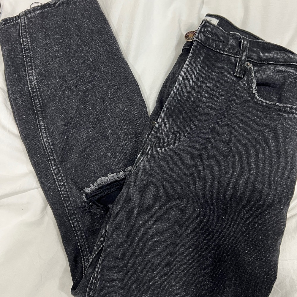 Abercrombie frayed black mom jean 25/0